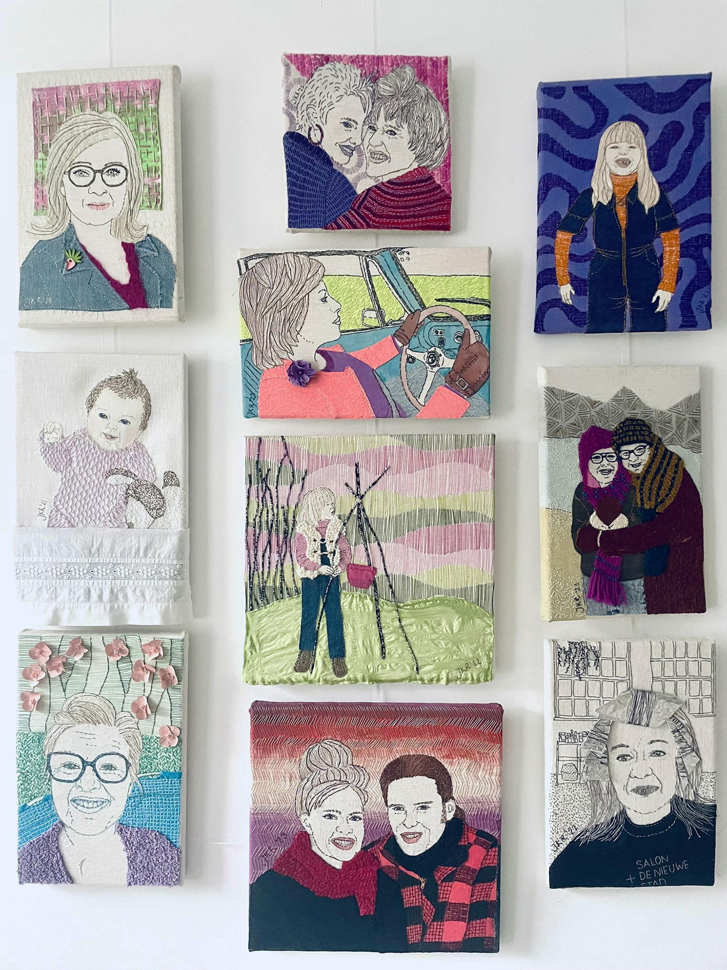 Textielkunstenaar Jet Kraanen werkt aan borduurproject. Van elk levensjaar maakt zij een handgeborduurd zelfportret. Cursussen en losse workshops portret borduren bij Het Portretatelier in Leusden.